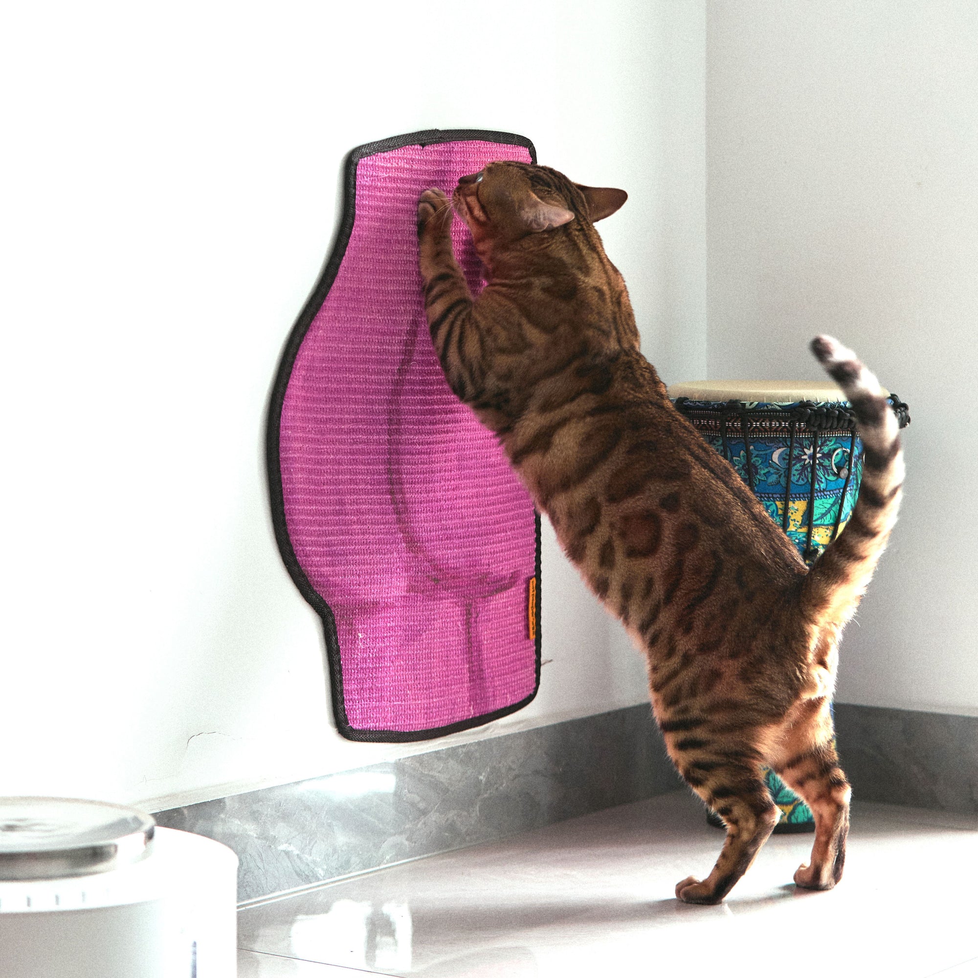 Clivo Vertical Cat Scratcher – Wall-Mounted Sisal Pad with Velcro for Standing Play