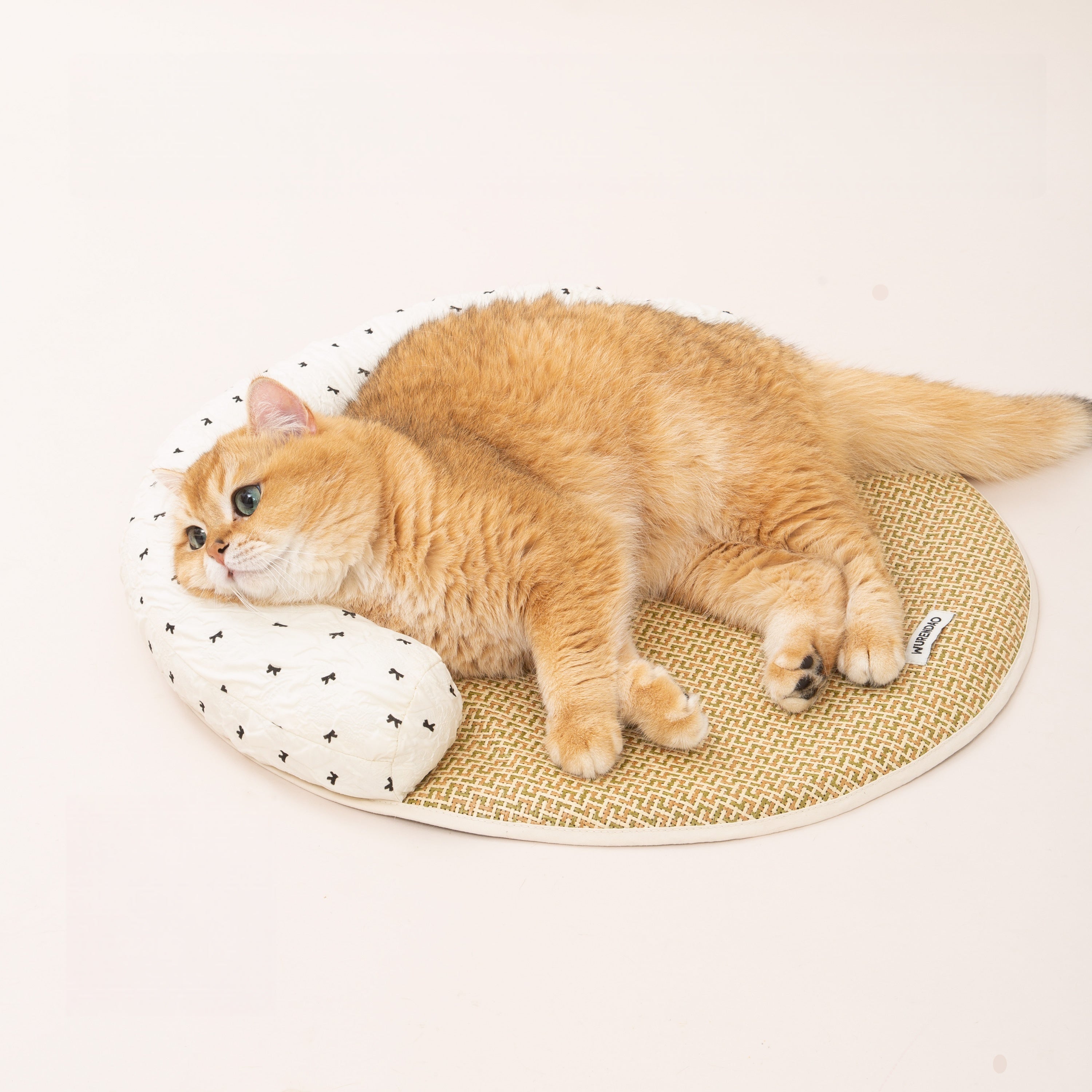 Brisa Cooling Cat Mat – Scratch-Friendly Summer Bed with Pillow
