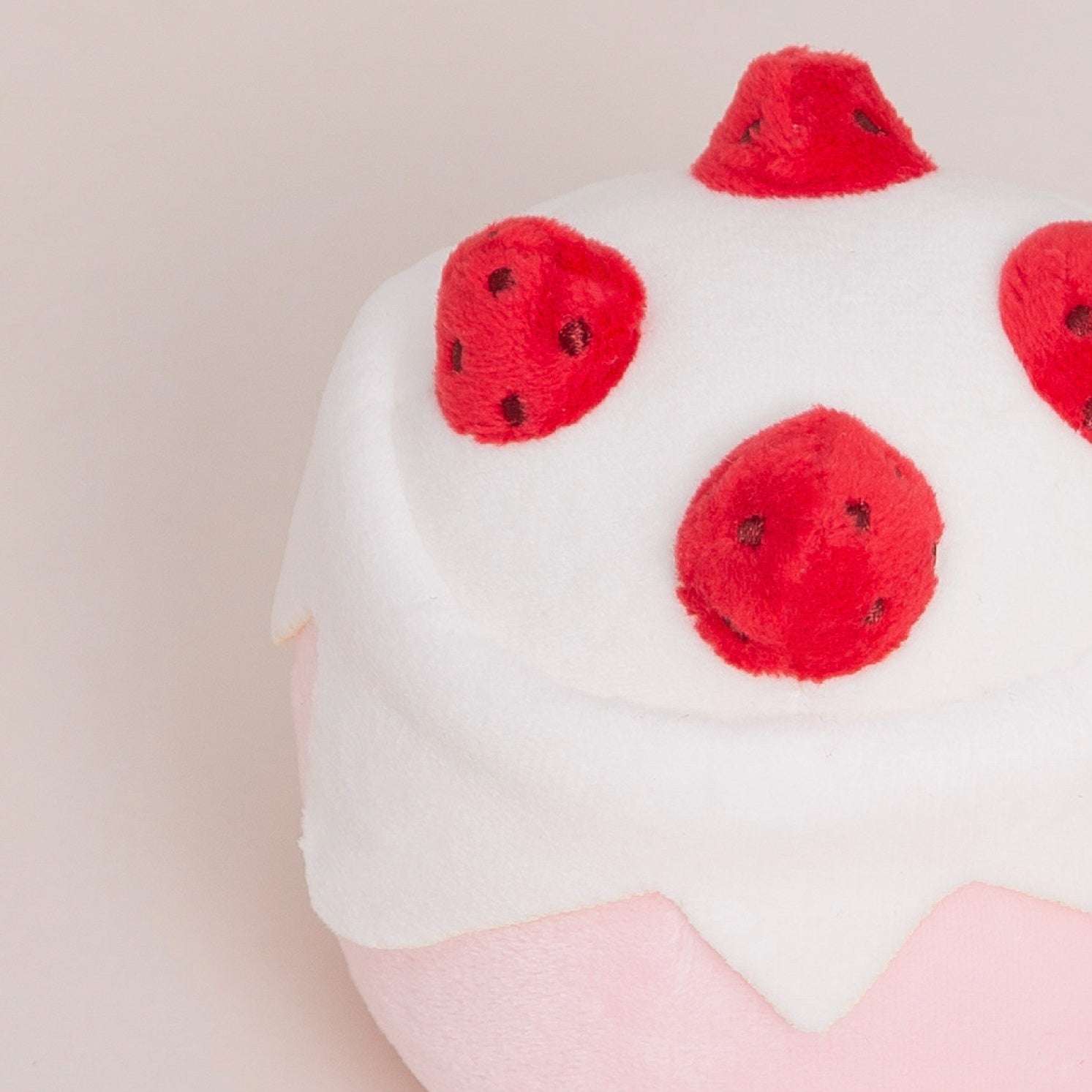 Gateau Catnip Toy – Strawberry Cake Plush for Cats
