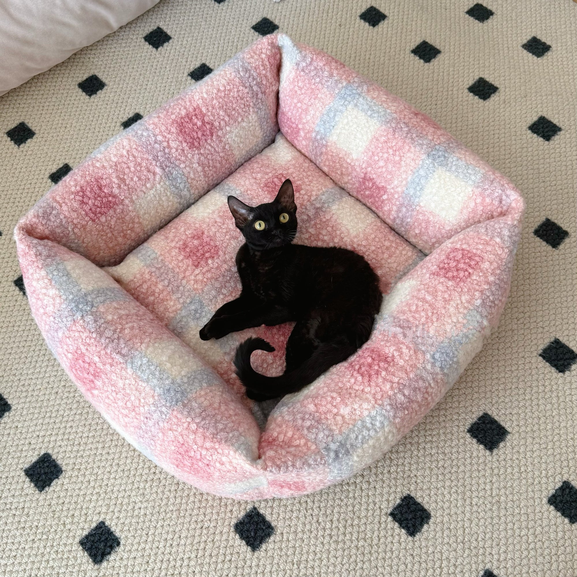 Curly Pink Checkered Washable Cat Bed by Bigeeo – photo 2